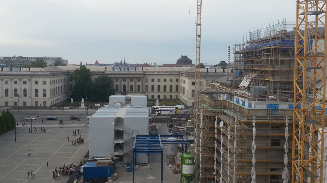 Blick auf die Baustelle der Deutschen Staatsoper unter den Linden in Berlin, Deutschland